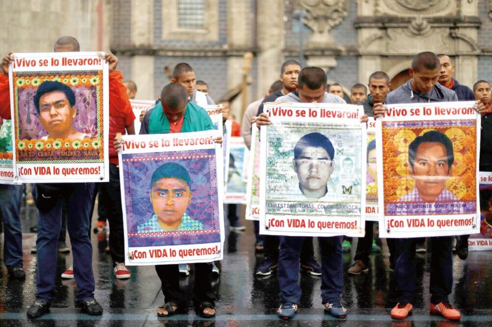 Los padres de los 43 emplazaron a la PGR a detener antes de octubre a policías municipales de Huitzuco y Cocula, quienes podrían estar involucrados en el caso o de lo contrario no volverán a la mesa de diálogo en octubre (ARCHIVO EL UNIVERSAL)