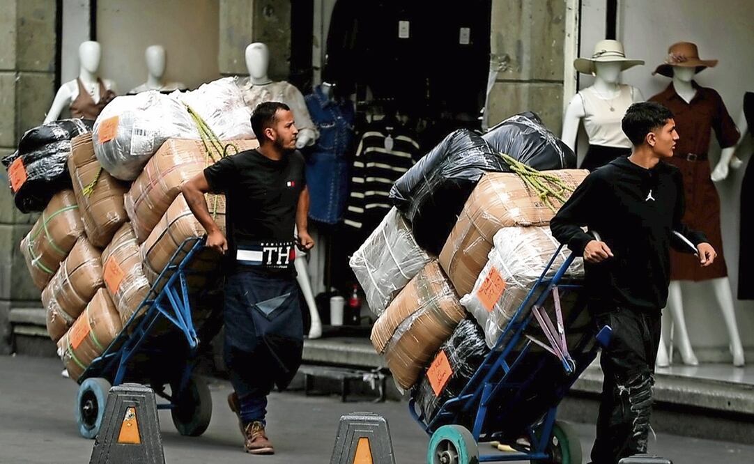 En calles aledañas a Mixcalco es normal ver diableros que transportan grandes cantidades de bultos con etiquetas con la leyenda Made in China. Foto: Atenea Campuzano / EL UNIVERSAL