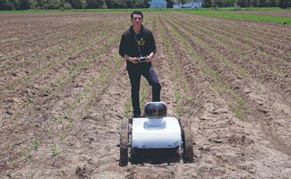 El joven que construye robots para impulsar la agricultura en México 