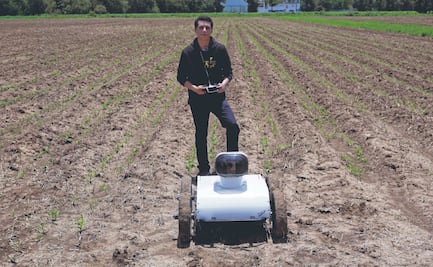 El joven que construye robots para impulsar la agricultura en México 