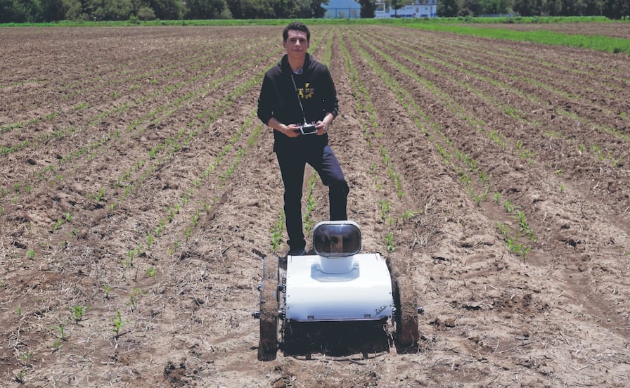 El joven que construye robots para impulsar la agricultura en México 