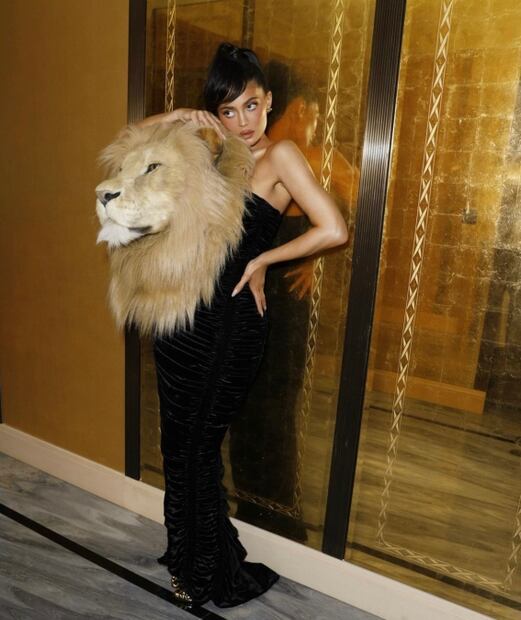 Kylie Jenner impacta luciendo un vestido con cabeza de león 3D