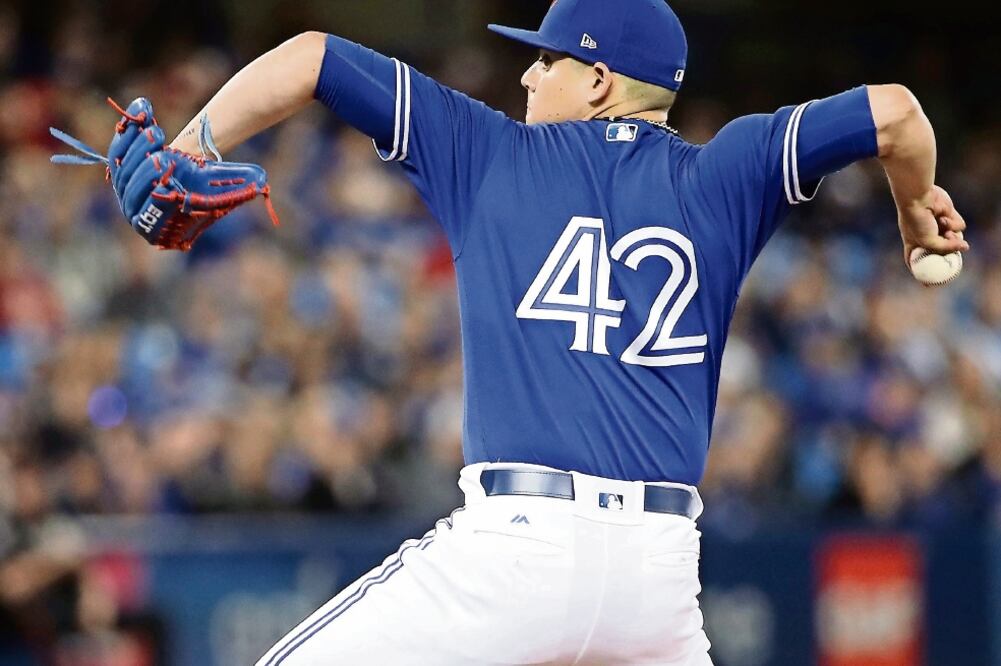 Osuna, como todos en la liga, lució el ‘4 2’ en el día de Jackie Robinson (TOM SZCZERBOWSKI. AFP)