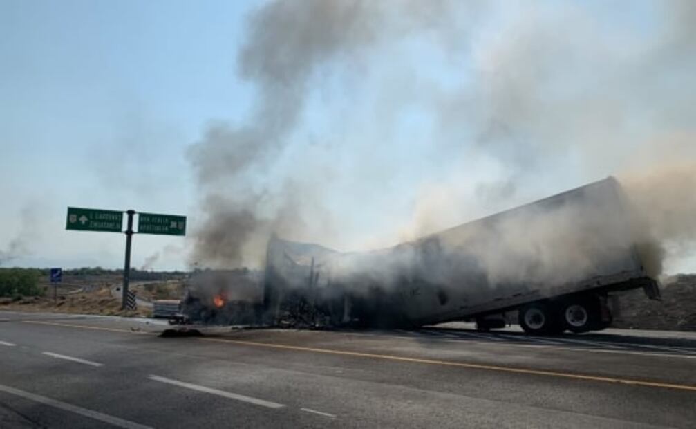 Quema vehículos y bloquean carreteras en Michoacán