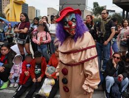VIDEOS Miles de zombies se apoderan de calles de la CDMX