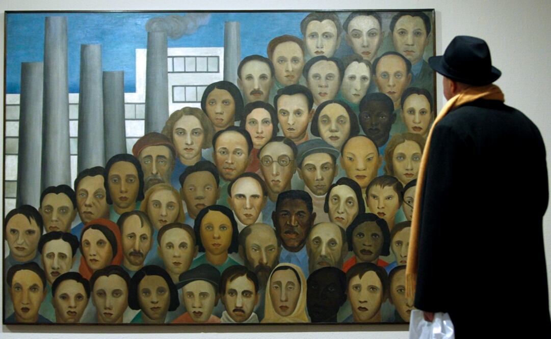 Un hombre observa una obra de Tarsila do Amaral. Foto: Archivo