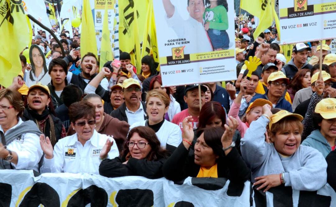 Miles de personas llegaron al zócalo capitalino abordo de microbuses a partir de las 11 de la mañana. Varios candidatos perredista traían a su gente para que los acompañara en el evento. (Foto: Luis Cortés EL UNIVERSAL)
