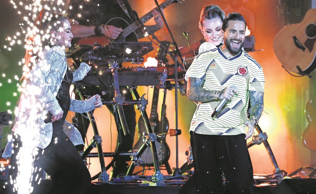 Con una playera de la selección colombiana y un sombrero típico del Caribe, Maluma cantó el himno oficial de la FIFA y algunos temas. Foto: EFE
