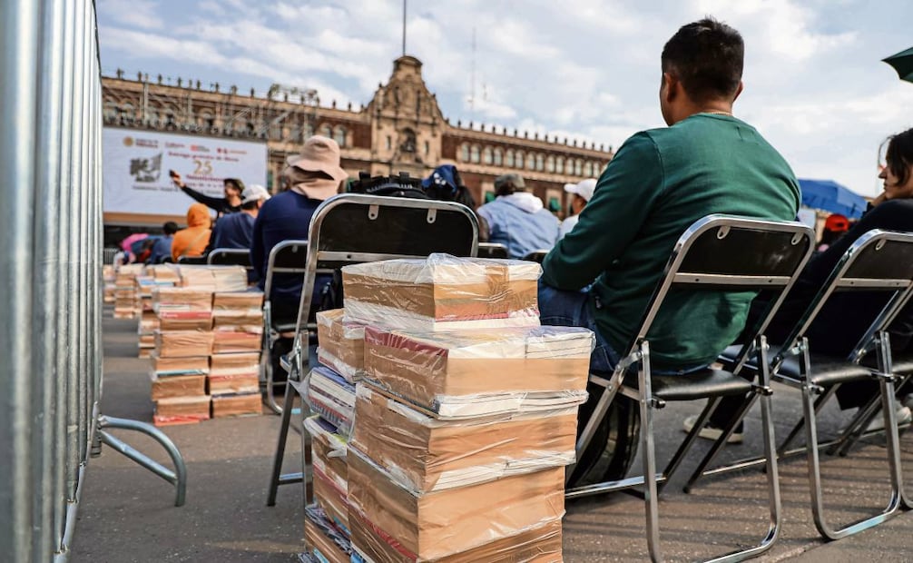17 de diciembre de 2025. Entrega masiva en el Zócalo de 25 para el 25, con la presidenta Claudia Sheinbaum. Foto: Archivo EL UNIVERSAL
