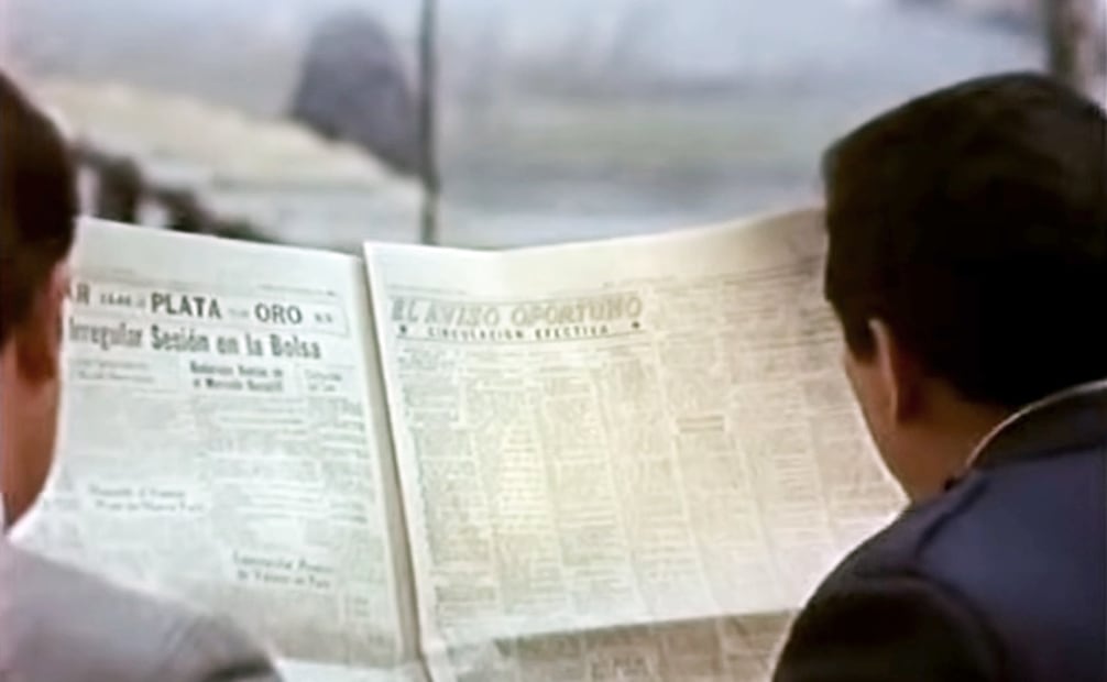 El ejemplar de EL UNIVERSAL que revisan Enrique y Eduardo es del 26 de noviembre de 1968. Foto: Captura de pantalla/ESPECIAL.