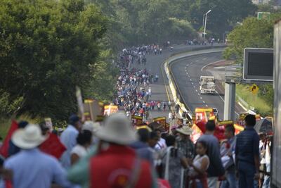 Manifestantes bloquean la Autopista del Sol