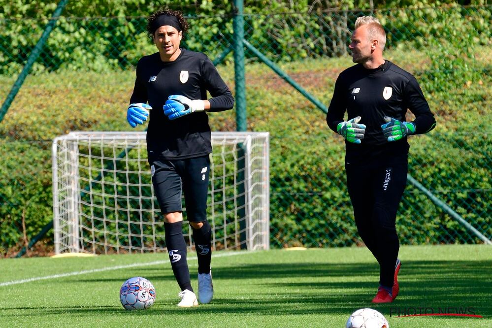 Guillermo Ochoa se prepara para la Champions League. Foto: @Standard_RSCL