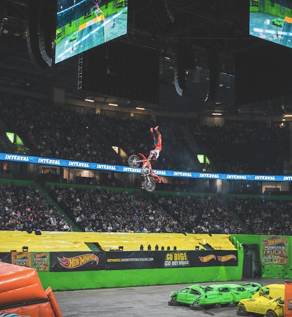 Disfruta las acrobacias de motocross en Hot Wheels Monster Truck CDMX. Foto: Instagram @hotwheelsmonstertruckslive