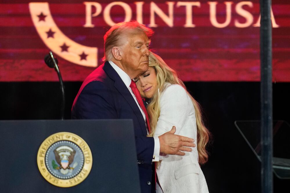 El presidente Donald Trump abraza a Erika Kirk en un homenaje al activista conservador Charlie Kirk, el domingo 21 de septiembre de 2025, en el State Farm Stadium de Glendale, Arizona. Foto: AP