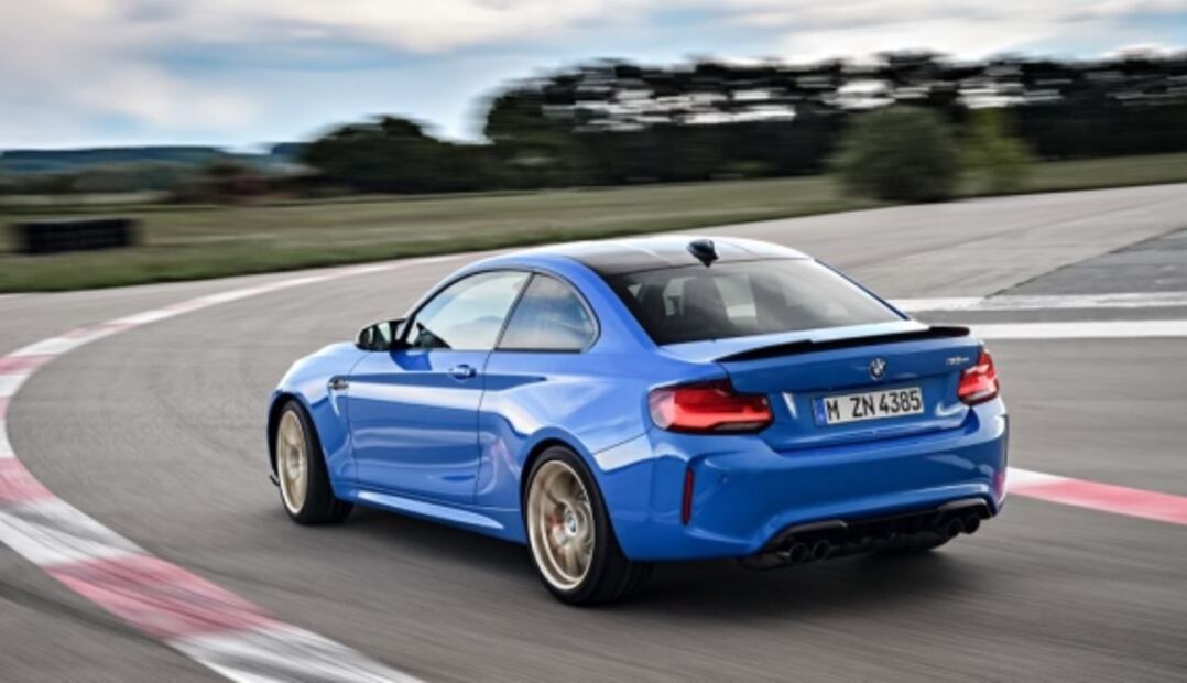 Hombre de 48 años es detenido por manejar a 256 km/h; iba inhalando cocaína