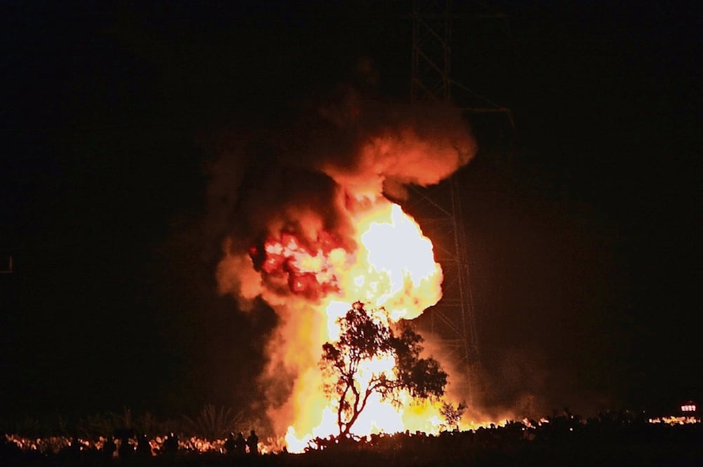 Agentes municipales, federales y trabajadores de la paraestatal llegaron al lugar para tratar de contener el escape del combustible. FOTO: ESPECIAL