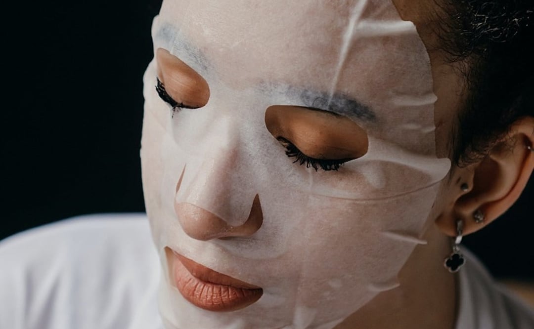 Las mascarillas faciales de velo son una excelente opción para hidratar e iluminar la piel / Foto: Pexels