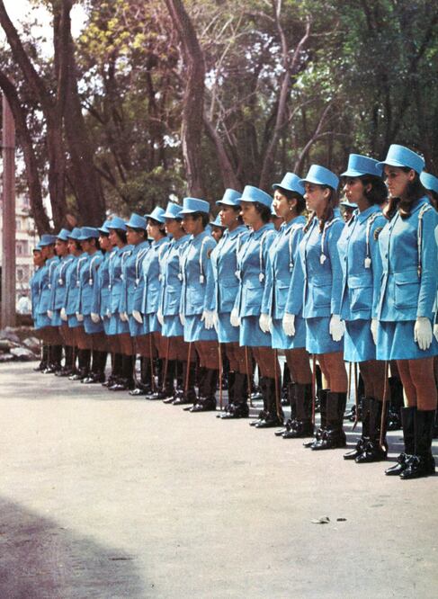 Mujeres policías, de la elegancia a la rudeza