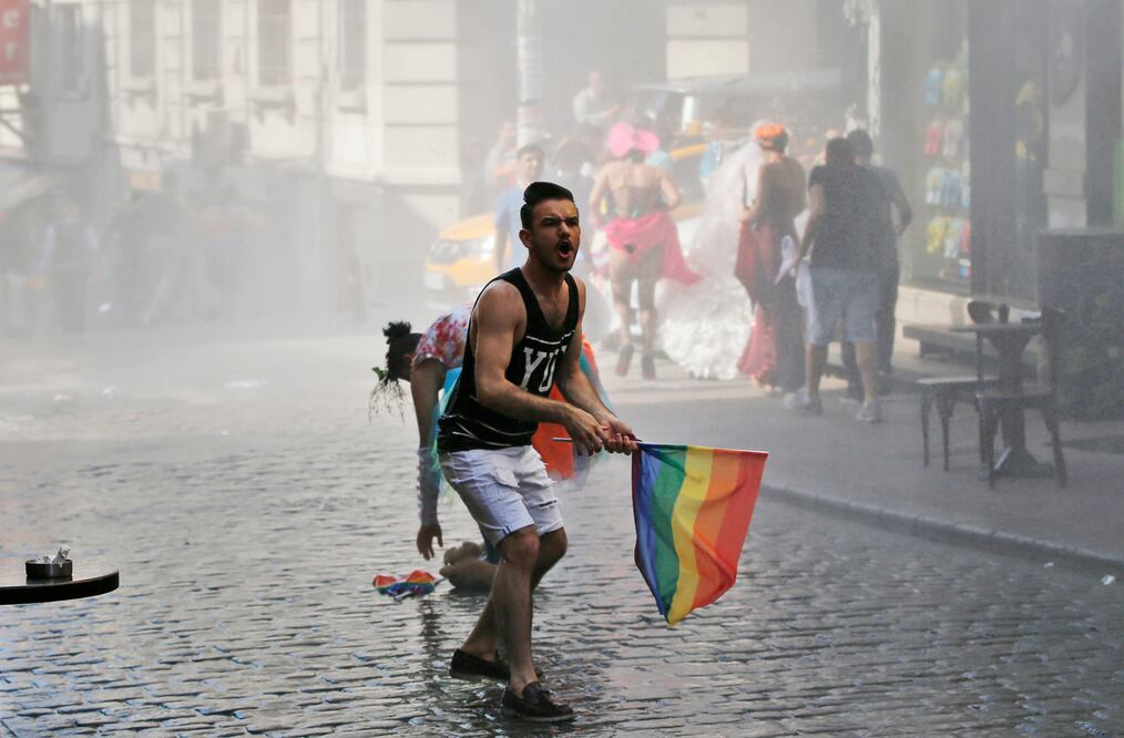 En esta foto de 2015, un participante reacciona luego de que la policía dispersara con tanquetas de agua a los participantes de la marcha del orgullo LGBT (Foto: AP)
