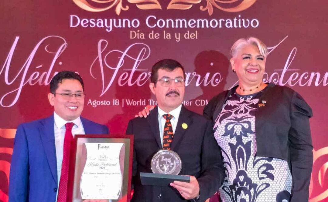 Rector de la Universidad Autónoma de Tamaulipas, Dámaso Anaya, recibiendo el Premio al Mérito Profesional 2025. Foto: Especial, 18 de agosto de 2025