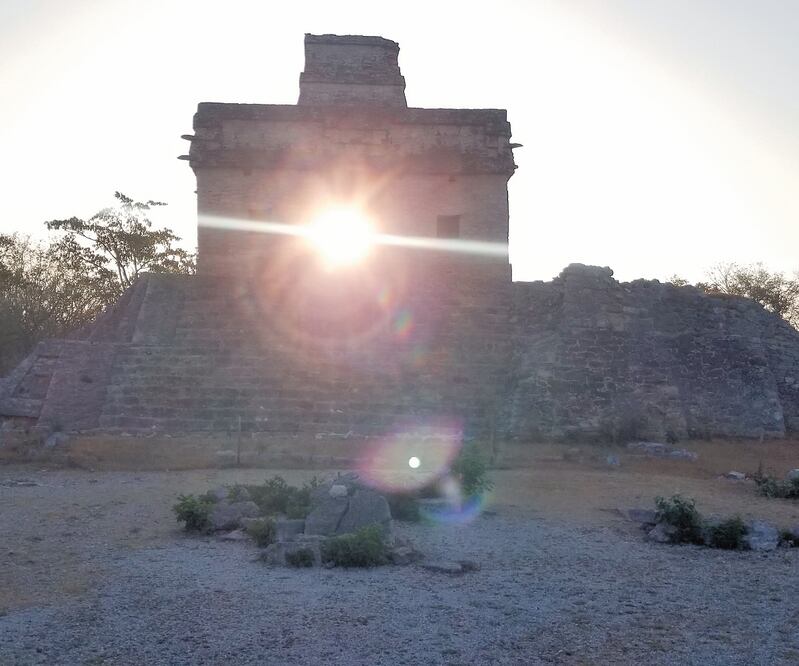 El amanecer del viernes, cuando los rayos solares penetraron el templo principal de las siete muñecas en la zona de Dzibichaltún a las 6:05 horas. Foto: YAZMÍN RODRÍGUEZ. EL UNIVERSAL