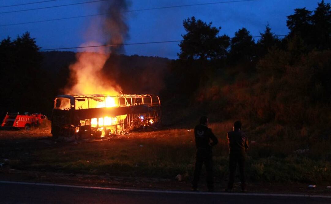 Las diferentes líneas de autobuses de pasajeros han decidido suspender todas las salidas y llegadas debido a las acciones vandálicas de los normalistas Foto: Armando Solís / EL UNIVERSAL