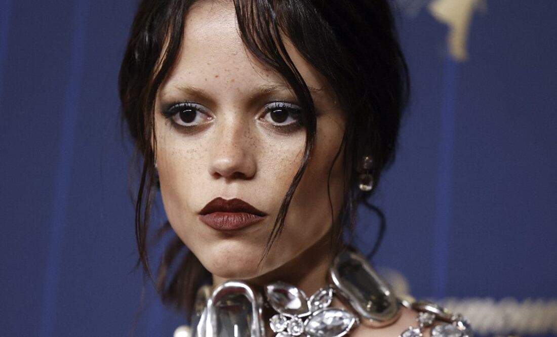 Jenna Ortega deslumbra con un top joya en los Premios Emmy 2025. Foto: EFE