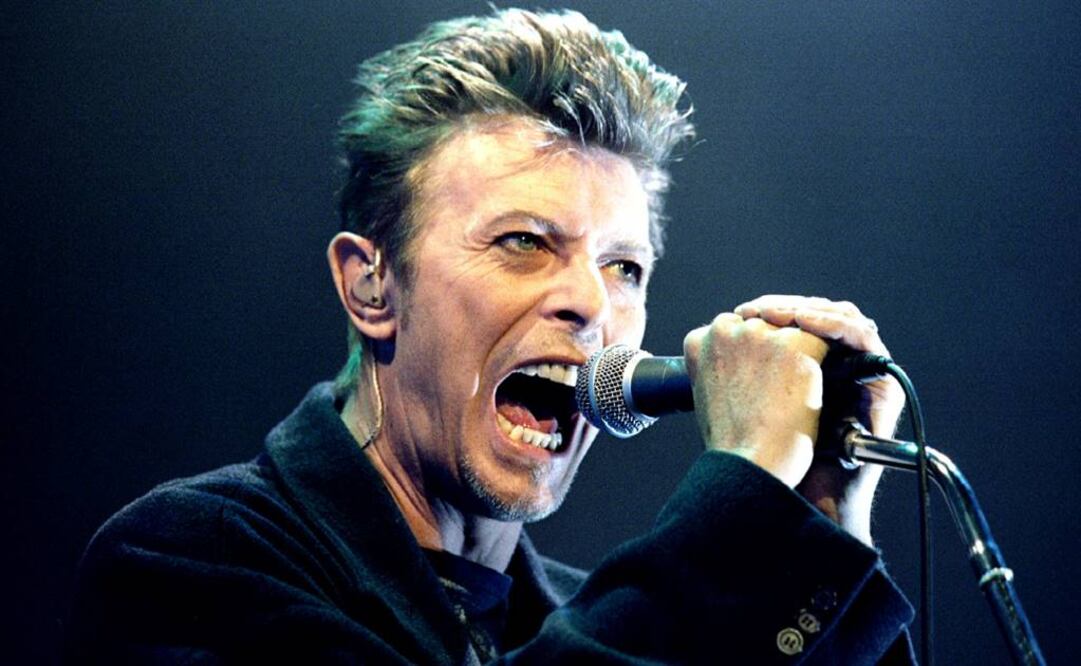 Foto de archivo de David Bowie durante un concierto en Viena, Austria, el 4 de febrero de 1996. FOTO:  REUTERS/Leonhard Foeger/Files