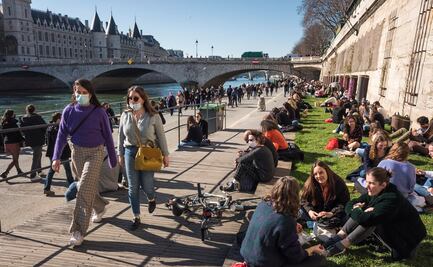 Policía desaloja muelles abarrotados en París pese a restricciones por Covid-19