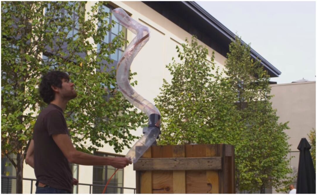 Entre las pruebas a las que ha sido expuesto, se encuentra el levantar una caja de 100 kg y colarse por un orificio de 10 centímetros en una puerta