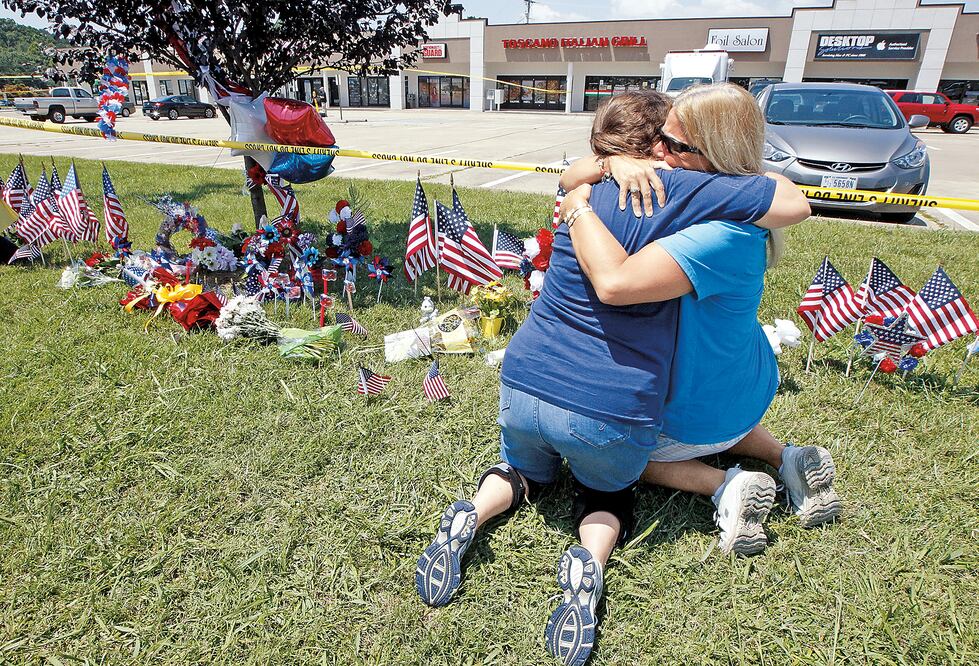 Dos mujeres se consuelan, junto al memorial colocado frente al recinto militar donde un hombre armado asesinó a cuatro marines, en Chattanooga, Tennessee (TAMI CHAPPELL. REUTERS)