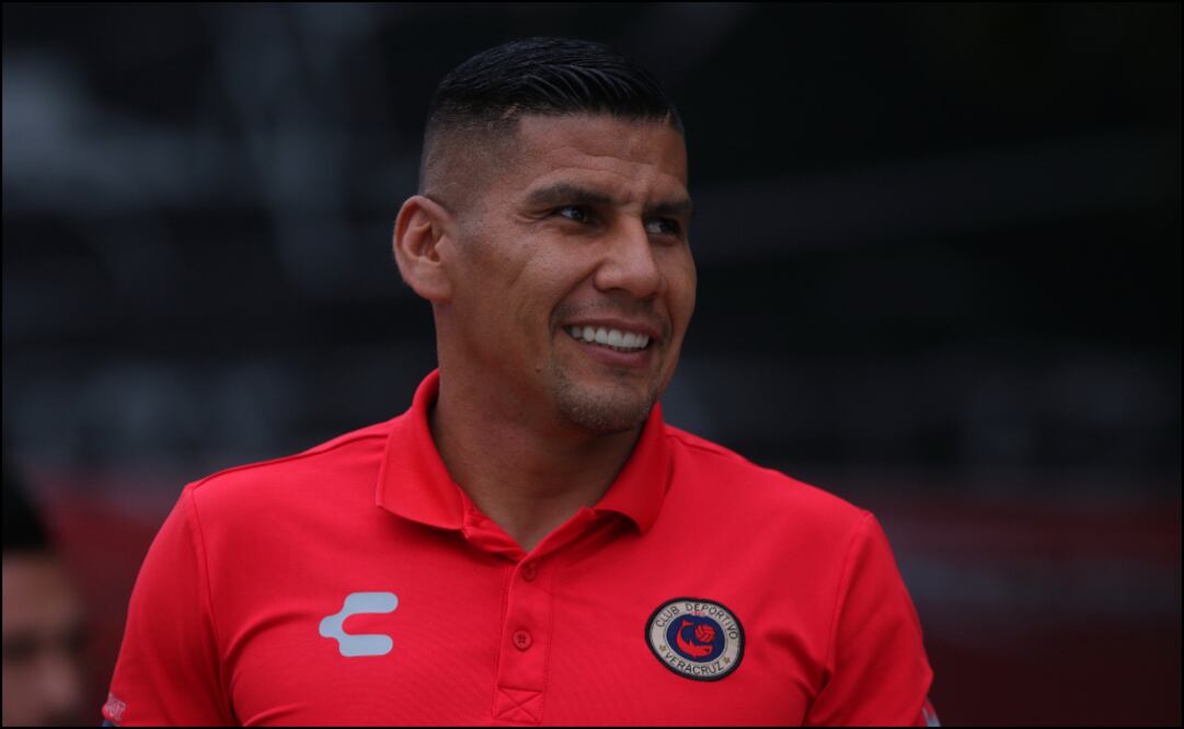 Carlos Salcido, uno de los líderes escualos, en silencio. Foto: Imago7