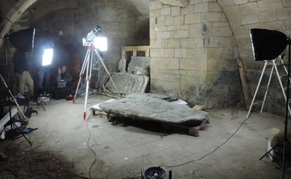 Descubren losa que resultó ser el mapa 3D más antiguo de Europa