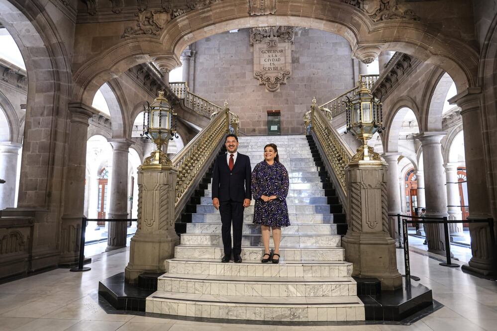 Martí Batres, jefe de gobierno, y Clara Brugada, jefa de gobierno electa, tuvieron su primer encuentro y una reunión en el Antiguo Palacio de Ayuntamiento, luego ofrecieron una conferencia de prensa Foto: Gabriel Pano / El Universal