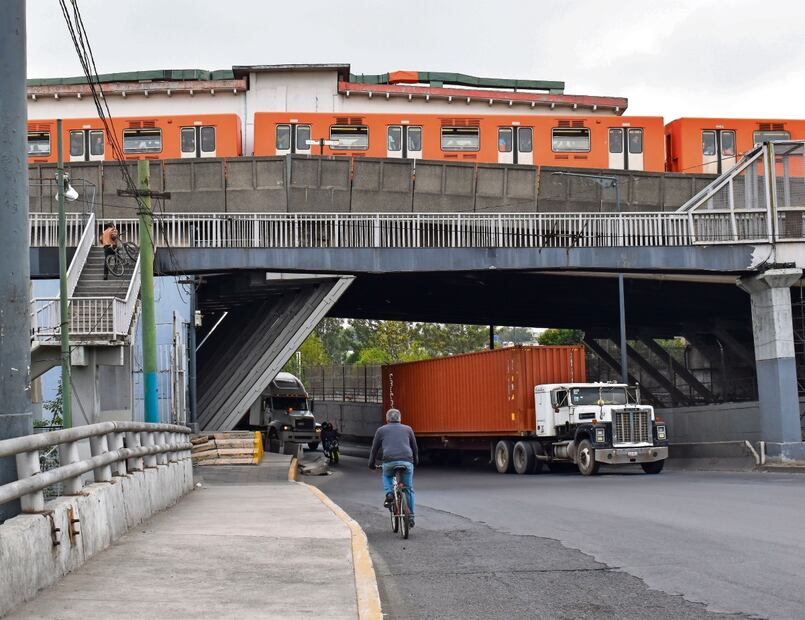 En la zona de Pantitlán se han detectado asentamientos diferenciales de 80 centímetros, lo que ha derivado en una disminución en la velocidad de los trenes. Foto: Abril Angulo | El Universal 
