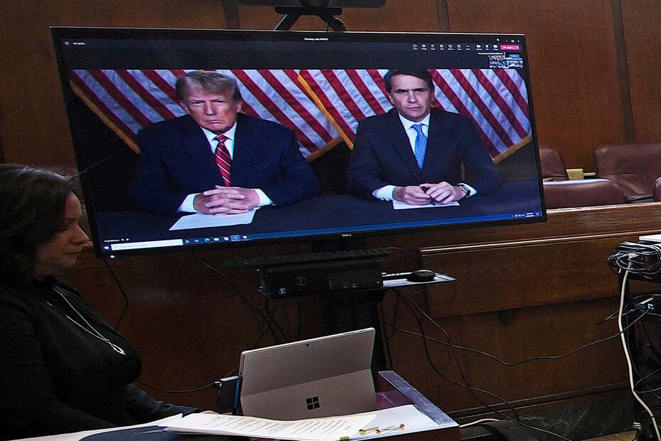 El expresidente Donald Trump, a la izquierda en la pantalla, y su abogado, Todd Blanche, a la derecha en la pantalla, aparece en video antes de que comience una audiencia en el tribunal penal de Manhattan, en Nueva York, el martes 23 de mayo de 2023. Foto: AP