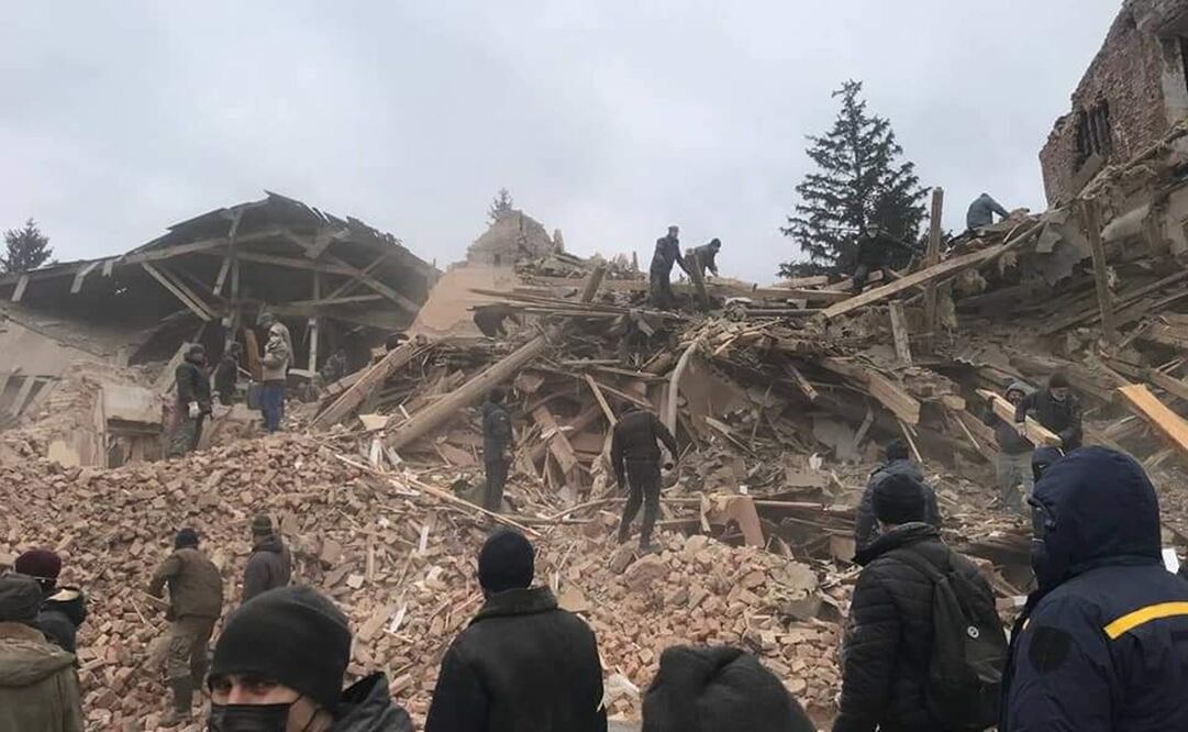 Más de 70 soldados ucranianos muertos tras ataque ruso a una base militar en Okhtyrka. Foto: EFE