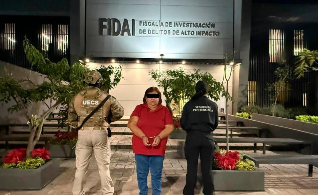 Detienen a mujer que pretendía ingresar a un penal dos teléfonos ocultos en su entrepierna (30/12/2025). Foto: Especial