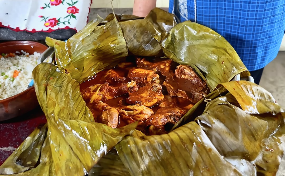 La barbacoa de pollo puede comerse sola o acompañada por una guarnición de arroz. Foto: Captura de pantalla / YouTube "De Mi Rancho a Tu Cocina"