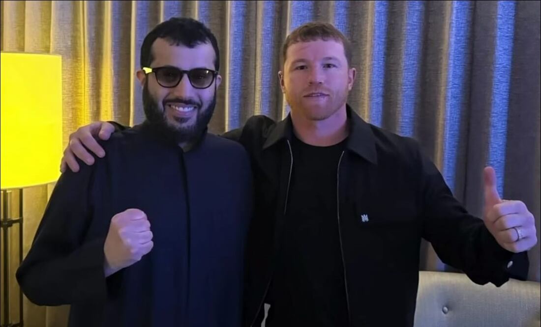 'Canelo' Álvarez abraza al jeque Turki Alalshick. FOTO: Especial
