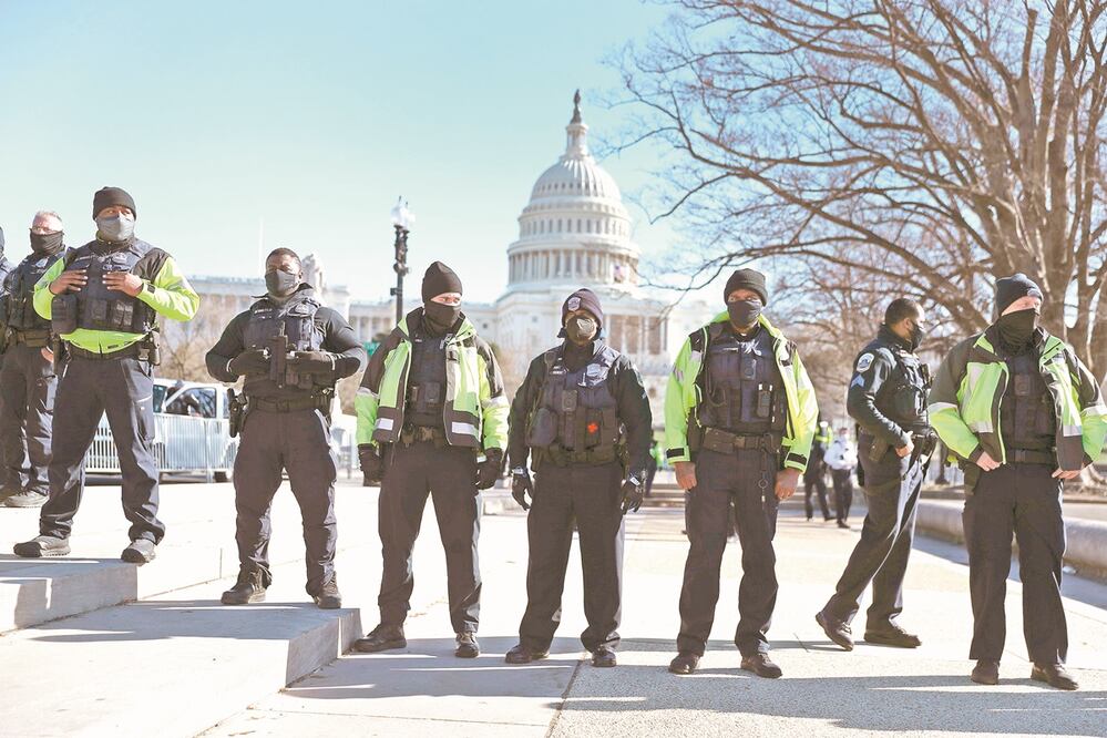 Integrantes del Departamento de Policía Metropolitana del Distrito de Columbia, ayer enfrente del Capitolio. Foto: JOE RAEDLE. AFP
