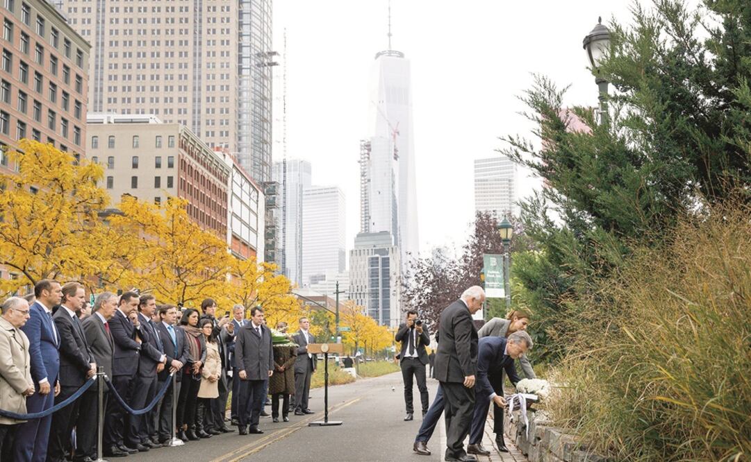 El presidente de Argentina, Mauricio Macri, colocó ayer una ofrenda floral tras el atentado terrorista en Manhattan.(JUSTIN LANE. EFE)