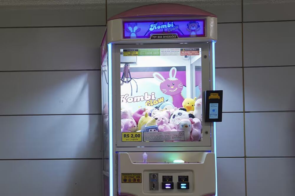 Las máquinas para sacar peluches o "maquinitas" pueden haber sido hazañas de habilidad en décadas pasadas, pero la mayoría de las máquinas modernas tienen una programación incorporada que permite a los operadores predeterminar su rentabilidad. Foto: AP/Archivo