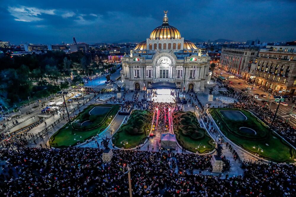 Centenares de personas sacaron celulares, cámaras y tabletas para captar la última foto de su ídolo ayer a su llegada al Palacio de Bellas Artes (YADÍN XOLALPA. EL UNIVERSAL)