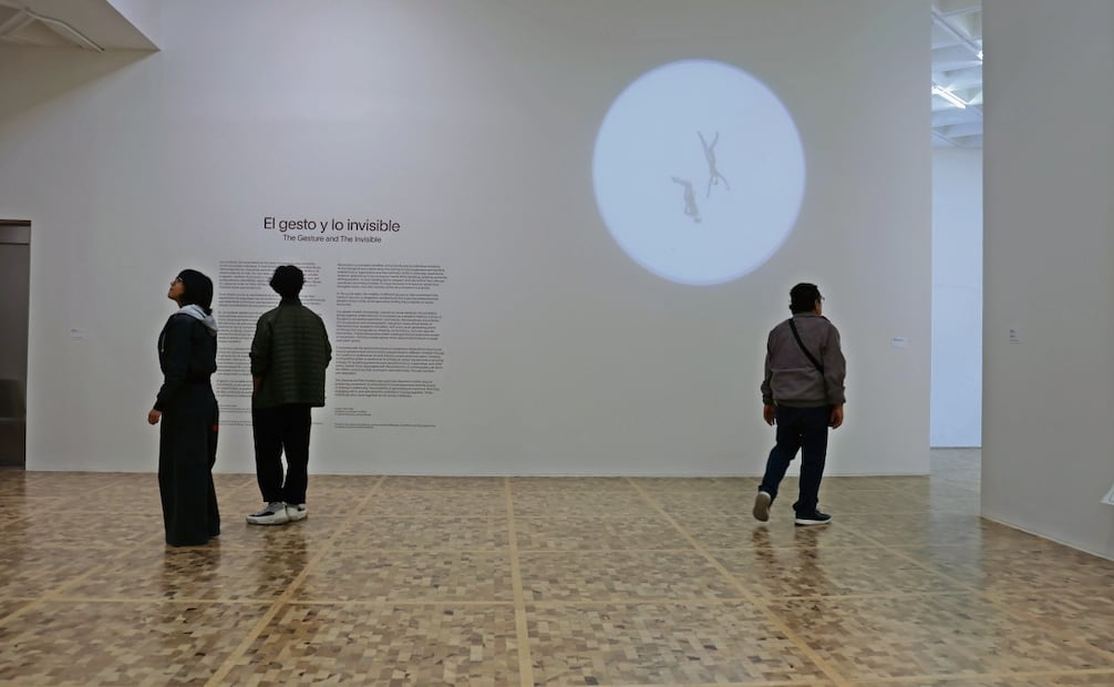 La muestra presenta obras de 13 artistas que exploran la noción de movimiento desde la instalación, el dibujo y el videoarte. El fuego de las ideas, de Marcelo Brodsky; Paisaje para el fuego, de Anthony McCall; y Riada y Senda, de Samara Colina. Foto: Fernanda Rojas /EL UNIVERSAL