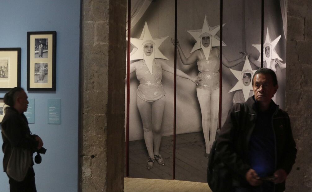 Aspectos de la exposición "La noche nos pertenece" en el Museo de San Carlos, esta muestra contiene documentos visuales de la colonia Tabacalera, sus bailes, paseos, cines y cabarets. Foto: Carlos Mejía/El Universal.