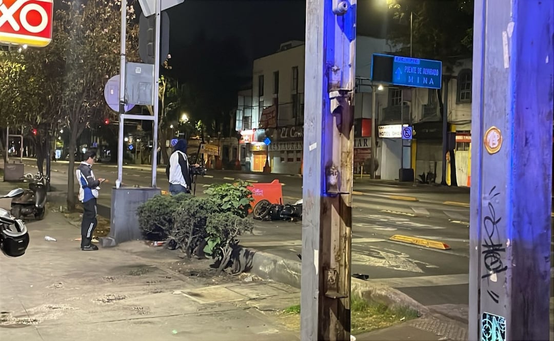 Motociclista muere tras presunto choque con tráiler en la Cuauhtémoc; conductor habría huido del lugar. Foto: Especial