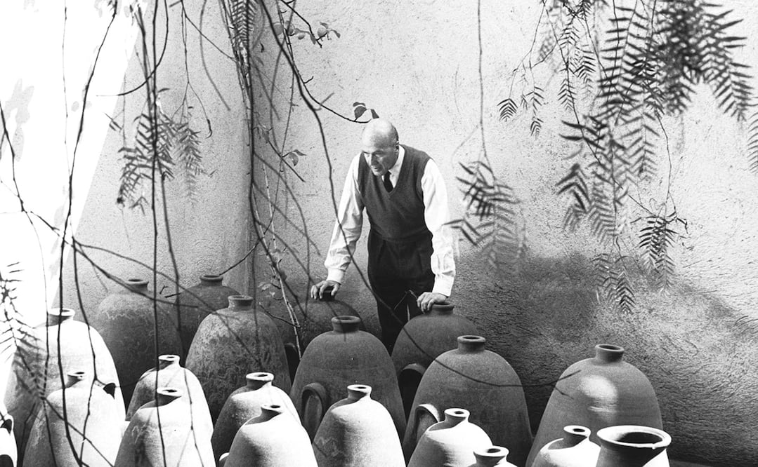 Luis Barragán en el patio de su estudio en la calle Francisco Ramírez N.12, en la Ciudad de México, a finales de los 60. FOTO: FULVIO ROITER. BARRAGAN FOUNDATION