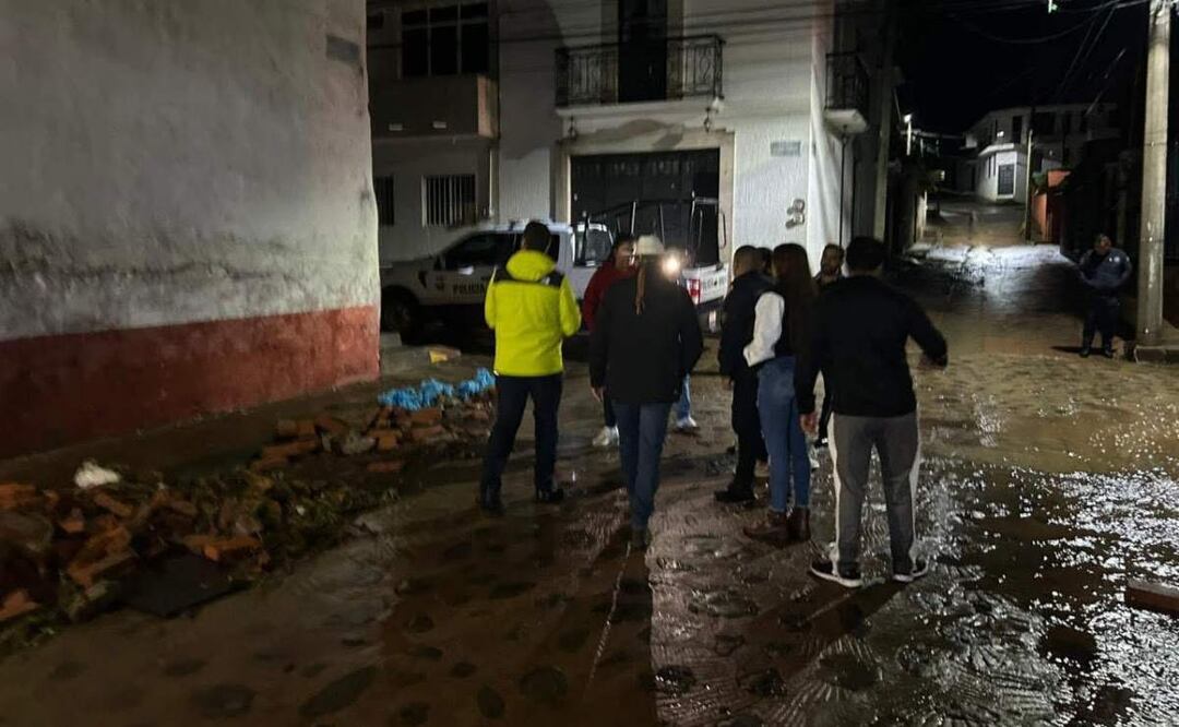 Autoridades estatales y municipales trabajan en la evaluación de daños tras el desbordamiento del río en el municipio Villa Morelos, Michoacán (15/07/2025). Foto: Especial