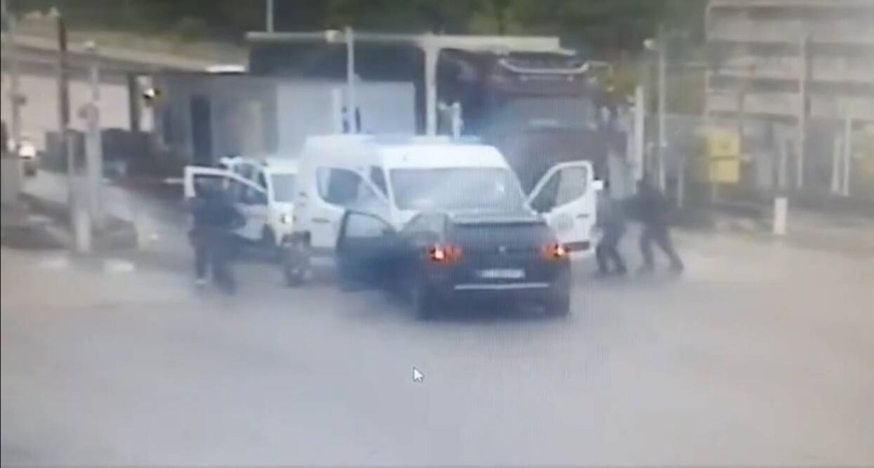 Lanzan en Francia cacería humana, tras emboscada para liberar a un preso que se saldó con dos oficiales muertos. Foto: Captura: Redes sociales